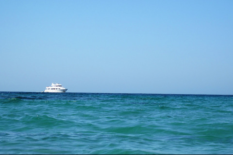 Um iate é uma embarcação de luxo usada para lazer ou transporte marítimo