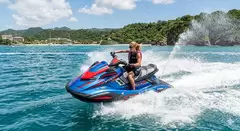 Moto Aquática: Embarcação leve e motorizada, projetada para deslizar sobre a água
