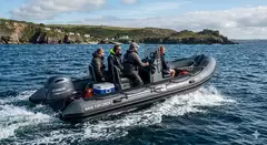 Bote Inflável: Embarcação leve e versátil construída com tubos flexíveis nas laterais e na proa - 1