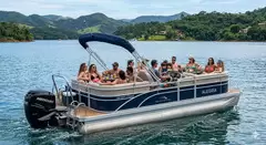 Pontoon: Embarcação de lazer que utiliza uma plataforma plana montada sobre dois ou três flutuadores - 1