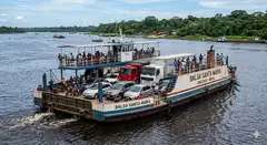 Balsa: Embarcação flutuante para transportar pessoas, veículos e cargas através de rios e lagos - 1